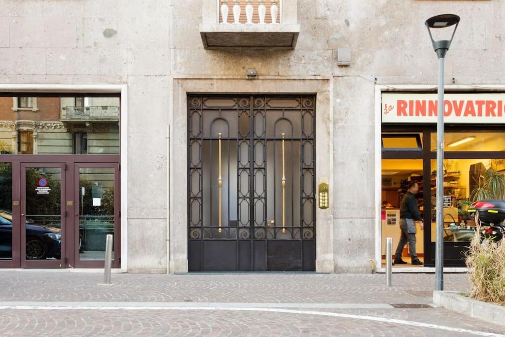 Sunshine-Filled Central On Subway Milan Bagian luar foto