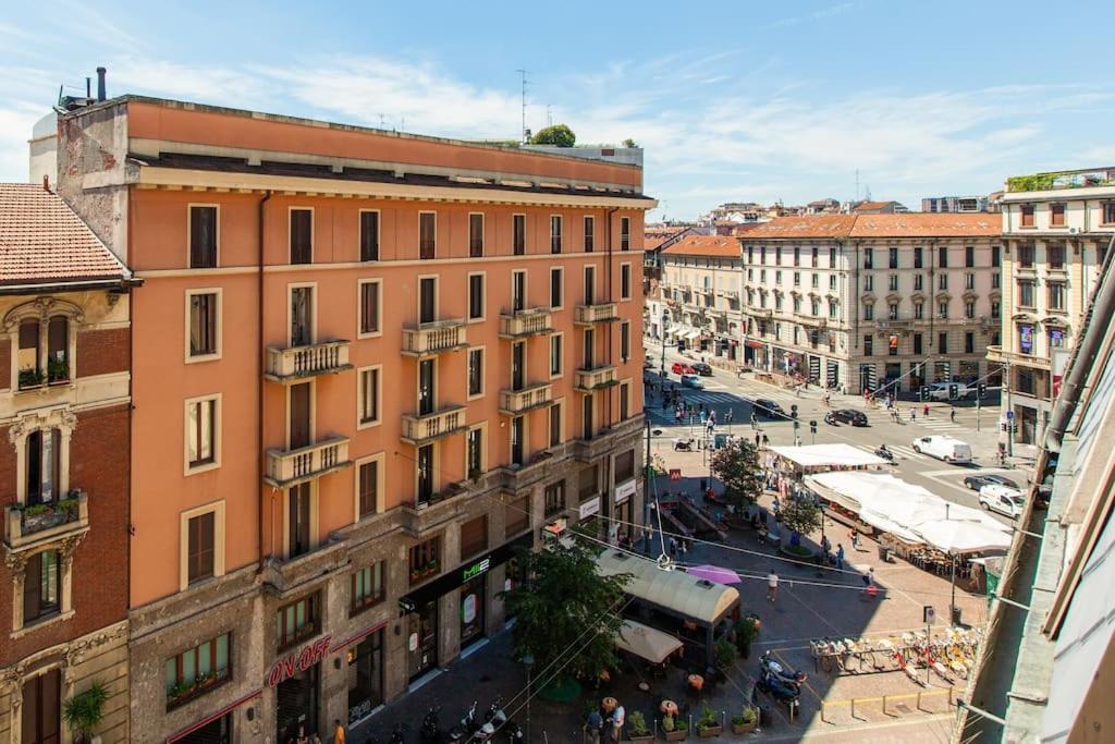 Sunshine-Filled Central On Subway Milan Bagian luar foto